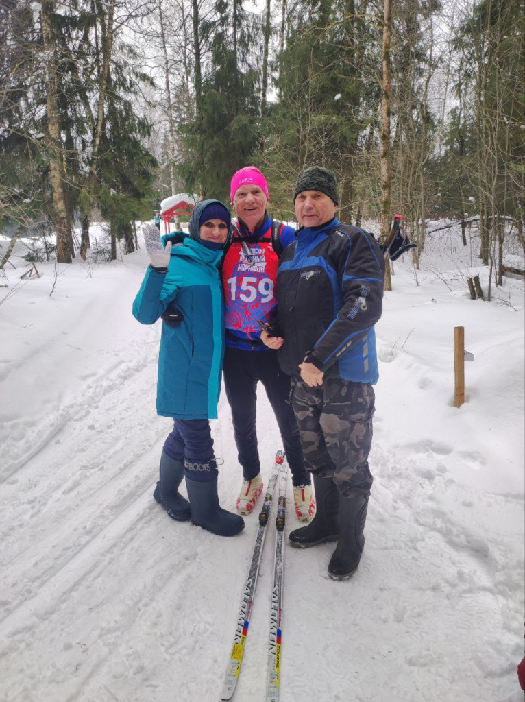 Ну как можно было упустить возможность сфотографироваться на память с двумя лучшими людьми лыжной России: Машей Посёловой и Геной Фищенко?
