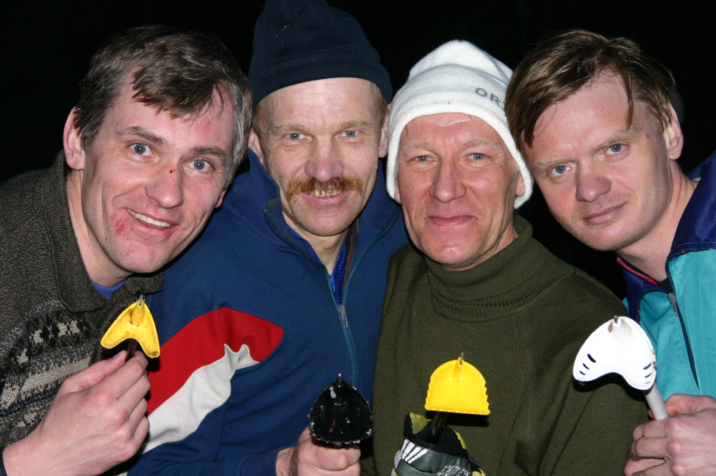 Иван Исаев, Тадеуш Щепанюк, Сергей Поляков, Сергей Гаврик (слева направо) демонстрируют размер лапок на своих лыжных палках. Самый правильный размер - у Сергея Гаврика (справа).
