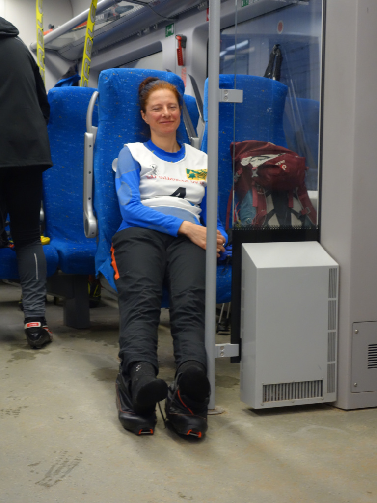 Лена Дубровкина пришла в вагон в лыжных ботинках и даёт теперь ногам возможность немного отдохнуть перед стартом.